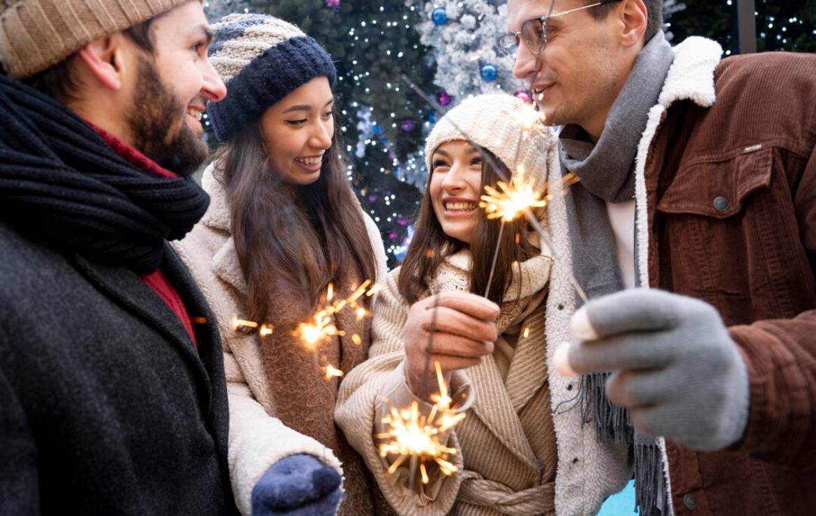 Треть россиян планируют работать в новогодние праздники Из них 16 на основном месте работы 13 будут совмещать основную работу и подработку а 7 только подработать следует из исследования сервисов Работа ру и Подработка При этом указано что респонденты планируют подработать охранником курьером аниматором строителем или разнорабочим продавцом и кассиром фотографом и ведущим мероприятий грузчиком Всего в опросе поучаствовали 3 2 тысячи человек из всех регионов Югополис Прислать фото или видео