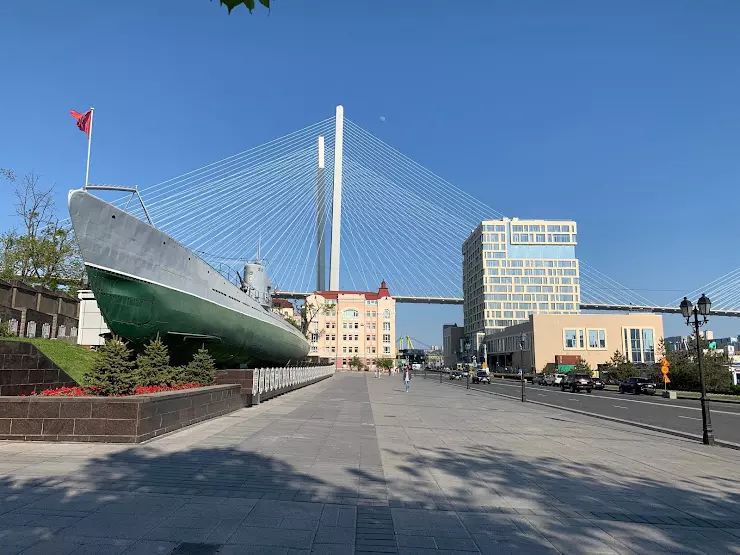 Во Владивостоке 7 сентября откроются две платные «перехватывающие парковки» — на Корабельной Набережной и Шуйской.     Обслуживать их будет городской ЦОДД. Парковка в центре вместит около 80 машин, на Второй Речке — около 30.     Недавно утвердили формулу расчёта тарифа: примерно 65 рублей для легковых авто и до 195 рублей для грузовиков. Однако цены ещё не утверждены.     Эти парковки — первый шаг к созданию сети стоянок, где водители смогут оставить машину и пересесть на общественный транспорт.