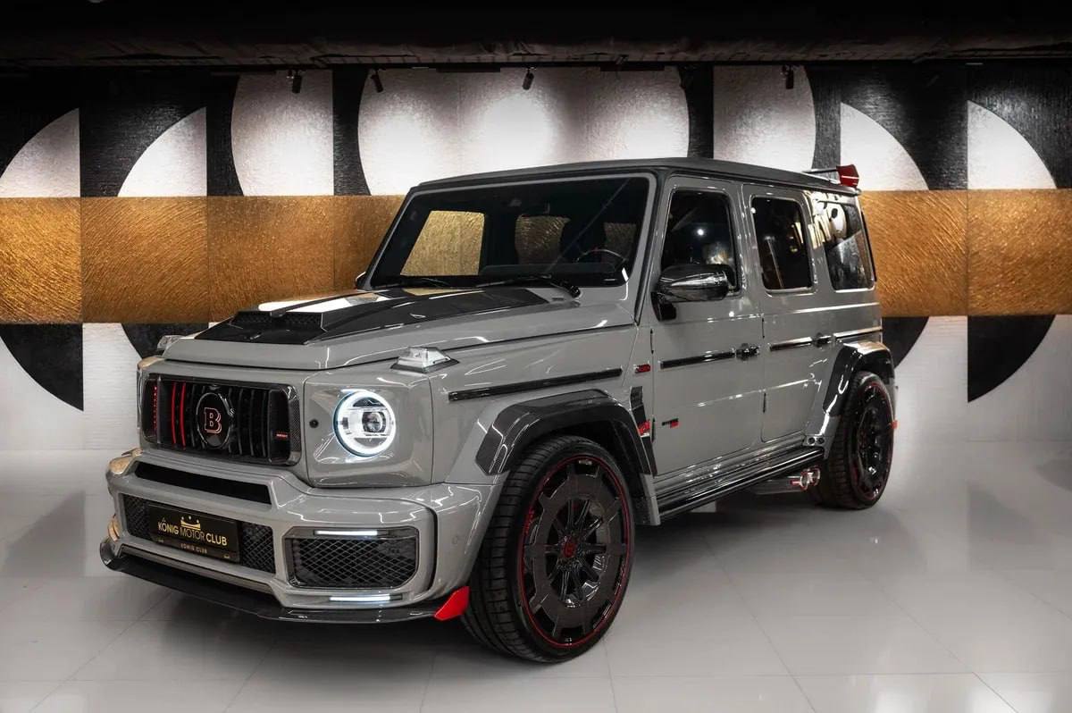 Самый дорогой «Гелик» выставили на продажу в России — лимитированный Mercedes-AMG G 63 Brabus 900 Rocket за 95 млн рублей. Всего таких выпустили 25 штук на весь мир. Под капотом — бешеный V8 на 900 л.с., разгон до сотни всего за 3,7 секунды. Из фишек — заниженная подвеска, усиленные тормоза и карбоновые элементы кузова. В салоне — кожа и алькантара, всё как положено.
