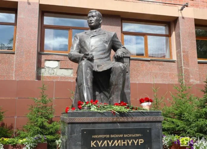 ‍ Цветы к памятнику Василию Никифорову-Кюлюмнюру возложили в Якутске  Церемония возложения цветов к памятнику выдающемуся общественному и политическому деятелю Василию Никифорову-Кюлюмнюру состоялась в столице республики сегодня, 1 июля, в День национальной печати. Об этом сообщает пресс-служба главы и правительства региона.  Подробнее читайте по ссылке    Фото: Майя Гоголева / ЯСИА