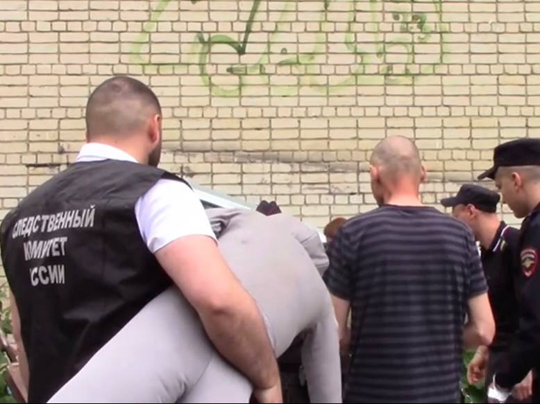 Саратовец признан виновным в краже и причинении смертельных травм знакомому Собранные следственным отделом по Фрунзенскому району города Саратова доказательства явились достаточными для признания 47-летнего местного жителя виновным в совершении преступлений, предусмотренных ч. 1 ст. 158 УК РФ кража и ч. 4 ст. 111 УК РФ умышленное причинение тяжкого вреда здоровью, опасного для жизни человека, повлекшее по неосторожности смерть потерпевшего . Следствием и судом установлено, что 22 октября 2024 года осужденный, находясь в торговом зале магазина, расположенного на улице 2-я Садовая города Саратова похитил продукты питания. Кроме того, 23 марта 2025 года, находясь в квартире одного из домов по улице Карла Маркса города Саратова, в ходе распития спиртных напитков нанес 37-летнему знакомому множественные удары ногами и руками по телу. От полученных повреждений потерпевший скончался в медицинском учреждении 13 апреля. Приговором суда ему назначено наказание в виде 6 лет лишения свободы с отбыванием в исправительной колонии строгого режима и штрафом в размере 5 тыс. рублей. подписаться на канал/подать обращение