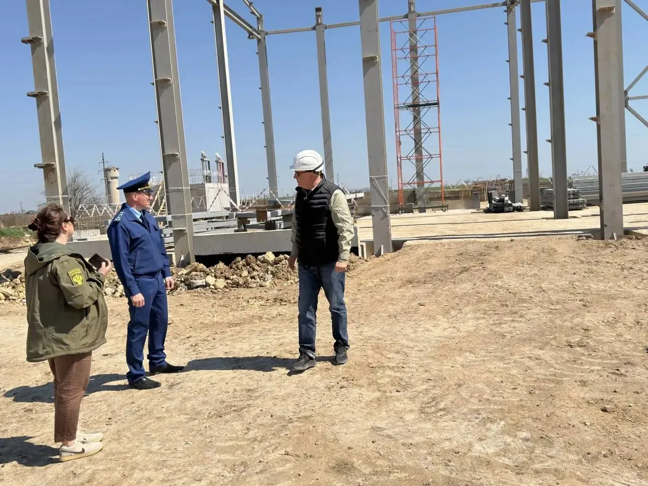 Симферопольский межрайонный природоохранный прокурор проверил ход реконструкции очистных сооружений Симферопольской межрайонной природоохранной прокуратурой Сергей Зайцев проверил ход реконструкции канализационных очистных сооружений города Евпатории производительностью В настоящее время строительная готовность объекта составляет 20 отставаний от графика выполнения работ не имеется Срок исполнения контракта определен на декабрь 2028 года С представителями подрядной организации обсуждены вопросы завершения реконструкции планируемые сроки сдачи объекта Ход выполнения работ находится под контролем Симферопольской межрайонной природоохранной прокуратуры