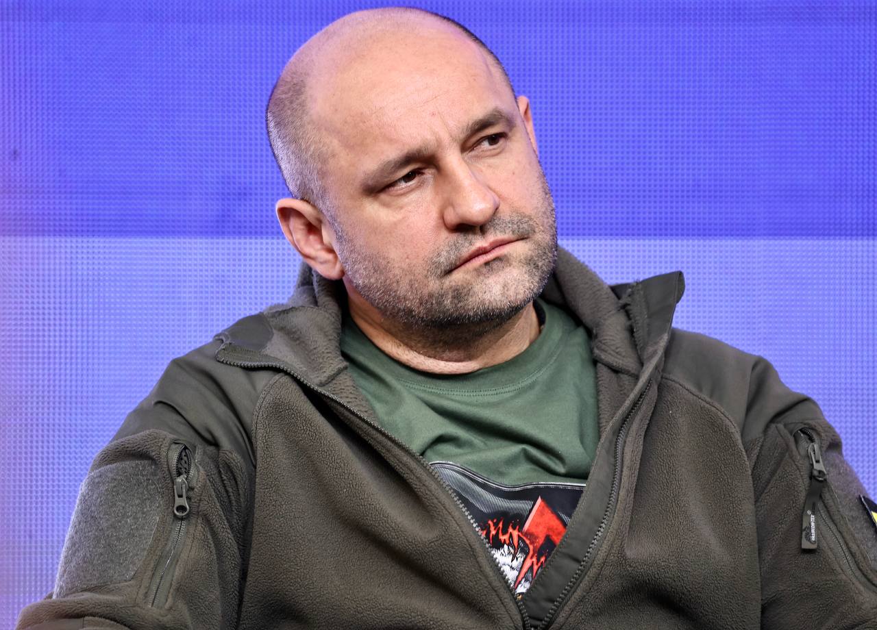 Жога призвал распространить ямальскую практику патриотического воспитания на весь Урал Полпред провёл заседание с региональными представителями органов власти. В рамках мероприятия были подведены итоги празднования 80-летия Победы в регионах УрФО, а также дальнейшая работа по патриотическому воспитанию молодежи. В ходе совещания полномочный представитель президента на Урале озвучил ряд инициатив. В частности, Артём Жога представляет целесообразным создать во всех регионах УрФО клубы патриотического воспитания подростков, попавших в трудную жизненную ситуацию. Сейчас такая практика реализуется на Ямале. Кроме того, полпредством прорабатывается проект по созданию института кураторства кадетских корпусов и проведению конкурса профессионального мастерства среди педагогов.