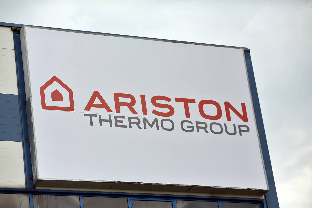 Итальянский производитель бытовой техники Ariston получил от завода под Петербургом 37 млн евро после того как предприятие вернулось под контроль группы Об этом сообщается в отчёте зарубежной компании за 9 месяцев этого года В отчёте за первое полугодие сообщалось о выручке российской дочки в размере 18 6 млн евро Таким образом за третий квартал холдинг получил от предприятия 23 1 млн Случай с Ariston примечателен тем что стал первым примером возвращения крупных иностранных промышленников в Россию В конце марта президент Путин исключил производителя из списка компаний в отношении которых введено временное управление Пётр Ковалёв ДП Подписаться на DP RU
