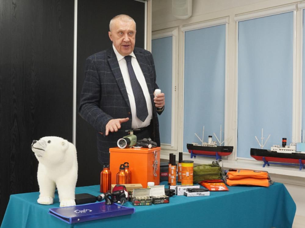 Сотрудники нацпарка Русская Арктика получили наборы для отпугивания белых медведей Предназначение наборов снижение рисков конфликтов между людьми и дикими животными в арктических условиях В комплект входят пневматический звуковой сигнал дальнобойный фонарь ракетница дымовая шашка пиротехнические фаеры аптечка первой помощи а также памятки с алгоритмами действий при встрече с медведем и правилами оказания помощи пострадавшим Все средства прошли испытания при экстремально низких температурах и получили одобрение НИИПИ Санкт Петербургского университета ГПС МЧС России Архангельского и Воркутинского арктических аварийно спасательных центров МЧС России а также Ассоциации полярников Санкт Петербурга Первый набор передан национальному парку Русская Арктика специалисты которого работают на Земле Франца Иосифа и на острове Северный архипелага Новая Земля Фото пресс службы областного правительства