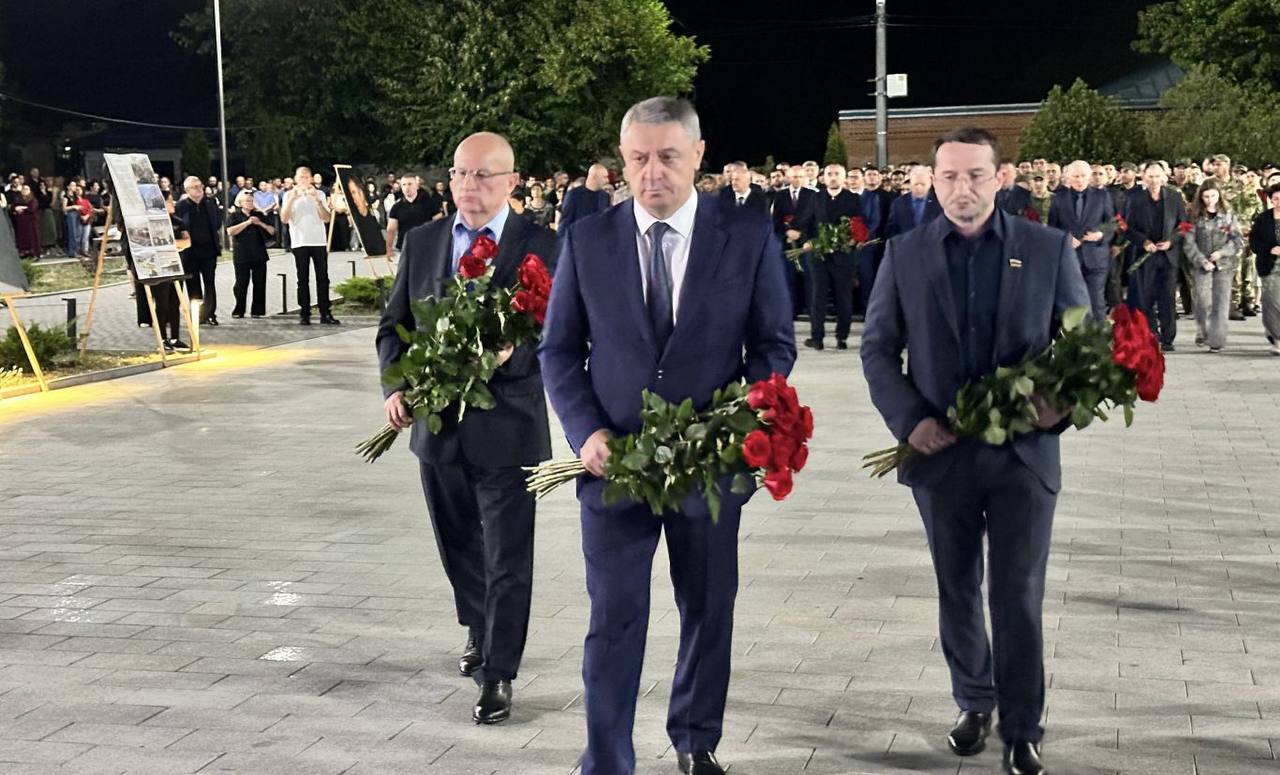 Вице-премьер Русланбек Икаев и депутаты парламента Северной Осетии приняли участие в акции памяти в Цхинвале.  Вместе с президентом Южной Осетии Аланом Гаглоевым, послом России в Южной Осетии Маратом Кулахметовым, представителями органов власти и жителями Цхинвала делегация Северной Осетии возложила цветы к монументу. Присутствующие также зажгли свечи и почтили память погибших минутой молчания, сообщает пресс-служба главы и правительства РСО-А.    Вести Алания   Владикавказ