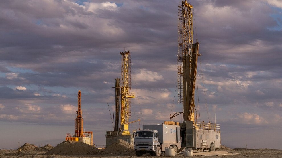 Сенат РК одобрил увеличение доли Казатомпрома в урановых проектах до 75 Казахстан увеличивает долю Казатомпрома в урановых проектах до 75 в новых контрактах и до 90 при продлении действующих передает ArbatMedia Сенат Республики Казахстан одобрил изменения в Кодекс О недрах и недропользовании согласно которым национальная компания получит расширенные права в совместных урановых проектах Новые правила обязывают партнёров в действующих соглашениях передавать Казатомпрому дополнительные 40 участия при продлении срока контракта таким образом общая доля компании достигнет 90 В случае отказа от передачи доли договор с партнёром будет прекращён Также основанием для расторжения станет отсутствие локализации или передачи технологий связанных с конверсией и обогащением урана при продлении срока добычи или увеличении объёма запасов Прислать новость