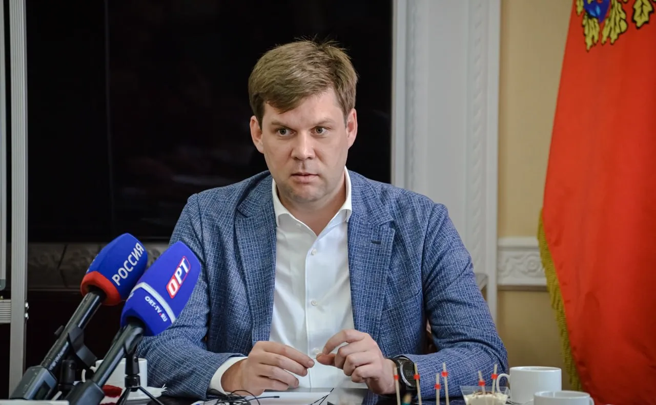 В Оренбурге дворниками начали работать жители Сенегала Нехватку кадров в сфере благоустройства решили восполнить за счёт иностранных специалистов На вакансии с зарплатой 55 тысяч рублей откликнулись жители Сенегала Первая группа из 10 человек уже трудоустроена в муниципальные предприятия БиОз и Комсервис им предоставили жильё Работать они будут в южной части города В дальнейшем планируется привлечь ещё около 60 сотрудников Эффективность проекта оценят к концу года Читайте нас там где вам удобно На нашем сайте Подписывайтесь в Дзене В Максе В Одноклассниках В ВКонтакте