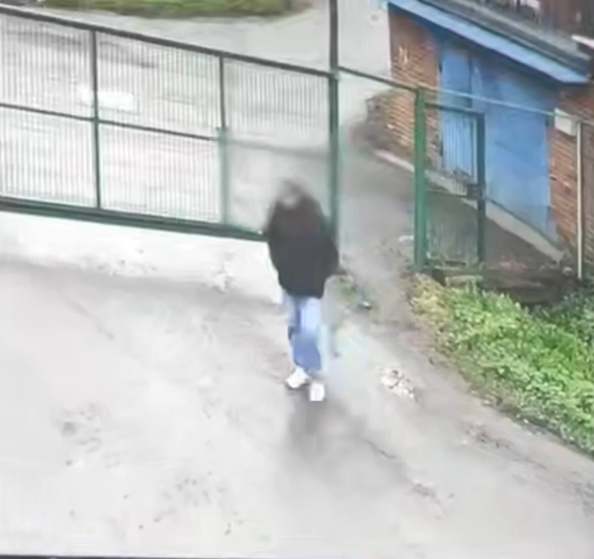 В Москве задержали подозреваемого в хищении собак с целью продать их мясо в рестораны корейской кухни сообщают СМИ Хозяева четвероногих давно подозревали неладное ведь исчезновения собак повторялись снова и снова Последней потерей стала очаровательная шестилетняя бордер колли судьба которой остается неизвестной Но самое жуткое что мужчина уже попадал под подозрение в 2019 м Тогда у него обнаружили десятки ошейников и собаку под воздействием подозрительного препарата Итог той истории живодер выплатил хозяевам пропавших собак по 500 тысяч рублей Подписаться на Москва 24 Наши каналы Новости в MAX