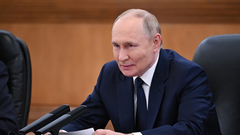 Путин поручил сформировать систему управления энергообеспечением регионов Правительство РФ совместно с регионами должно создать современную систему цифрового управления энергообеспечением субъектов страны заявил Президент РФ Владимир Путин Прошу Правительство России в самые короткие сроки завершить подготовку концепции развития конкурентных розничных рынков электроэнергии и мощности определить место топливно энергетических балансов в системе стратегических документов страны сказал Путин в ходе пленарного заседания форума Российская энергетическая неделя Администрация Президента России Главные новости у нас