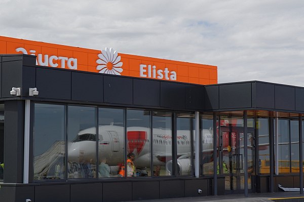 Калмыкия планирует запустить авиарейс Элиста Улан Удэ в 2026 году Авиарейс между Элистой Калмыкия и Улан Удэ Бурятия планируют открыть в 2026 году Этот маршрут станет важной частью развития транспортной инфраструктуры и укрепления связей с регионами жители которых исповедуют буддизм Об этом сообщает ТАСС Аэропорт Элисты стал первым который возобновил работу после приостановки в 2022 году Ограничения на работу аэропорта сняты с 3 мая В 2022 году было принято решение о временном закрытии 12 аэропортов на юге и в центральной части России Ограничения на полеты продолжают действовать в ЮФО для аэропортов Анапы Геленджика Краснодара Ростова на Дону и Симферополя aviaru net n290932