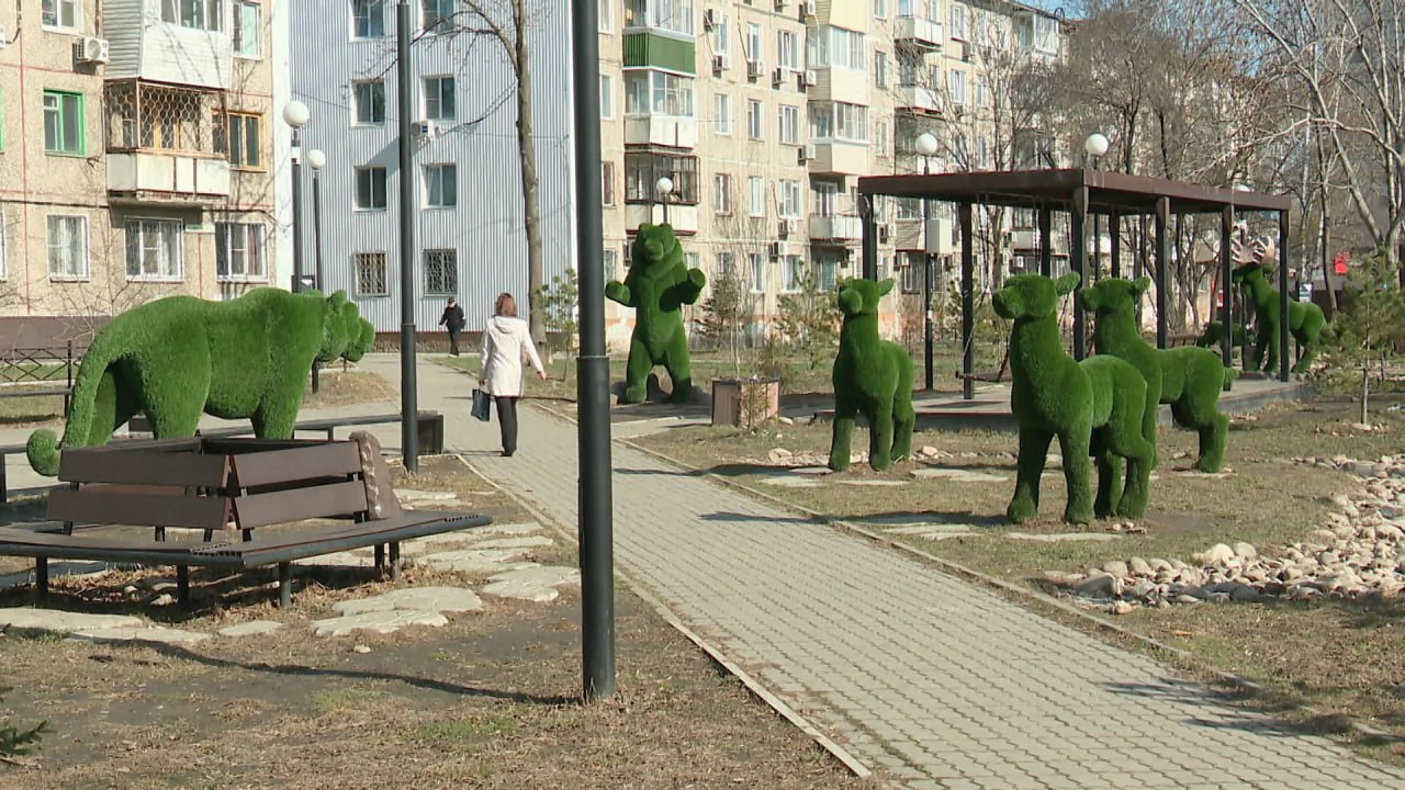 В 2026 году в Хабаровском крае благоустроят более 50 скверов и детских площадок Речь идёт о 50 общественных территорий в 53 населённых пунктах новых скверах аллеях набережных детских и спортивных площадках Работы будут проведены по федеральному проекту Формирование комфортной городской среды президентского нацпроекта Инфраструктура для жизни На эти цели выделено 376 млн из которых федеральный бюджет составил 339 6 млн рублей Подробнее на сайте Вести Хабаровск