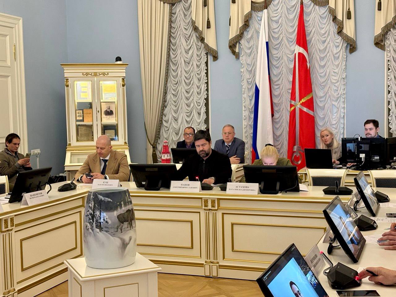 Как стартапу получить стратегического партнера и не потерять себя  В Мариинском дворце прошло первое в 2026 году заседание профильной комиссии по инвестициям в Законодательном собрании Санкт Петербурга под руководством председателя комиссии Дмитрия Панова Обсудили развитие венчурных инвестиций на примере Инвестиционно венчурного фонда Республики Татарстан Там создан один из самых крупных государственных венчурных фондов Венчурные инвестиции предполагают вложение средств в перспективные но рискованные компании с потенциалом стать сверхприбыльными На сегодняшний день Правительство Санкт Петербурга рассматривает возможность создания государственного венчурного фонда как возможного инструмента развития экономики поддерживающего стартапы в сфере креативных индустрий подчеркнул председатель Комитета по экономике Алексей Зырянов  Нужно ли создать Инвестиционно венчурный фонд в Санкт Петербурге Пока вопрос остается открытым