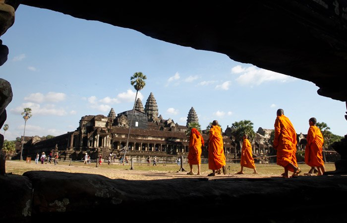 Таиланд не запрещает въезд посещавшим Камбоджу россиянам сообщили Интерфаксу в Российском союзе туриндустрии Ранее СМИ сообщали что Таиланд ужесточил въездной контроль на сухопутных границах для граждан третьих стран из за обострения конфликта с Камбоджей в страну не пустили в том числе и россиян По словам туроператоров риск столкнуться с дополнительным контролем выше у самостоятельных путешественников чем у организованных Фото АР ТАСС interfaxonline