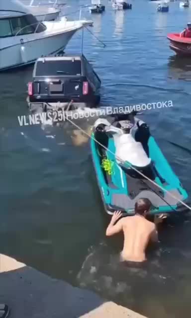 Внедорожник Ford Bronco утонул во Владивостоке во время спуска гидроцикла