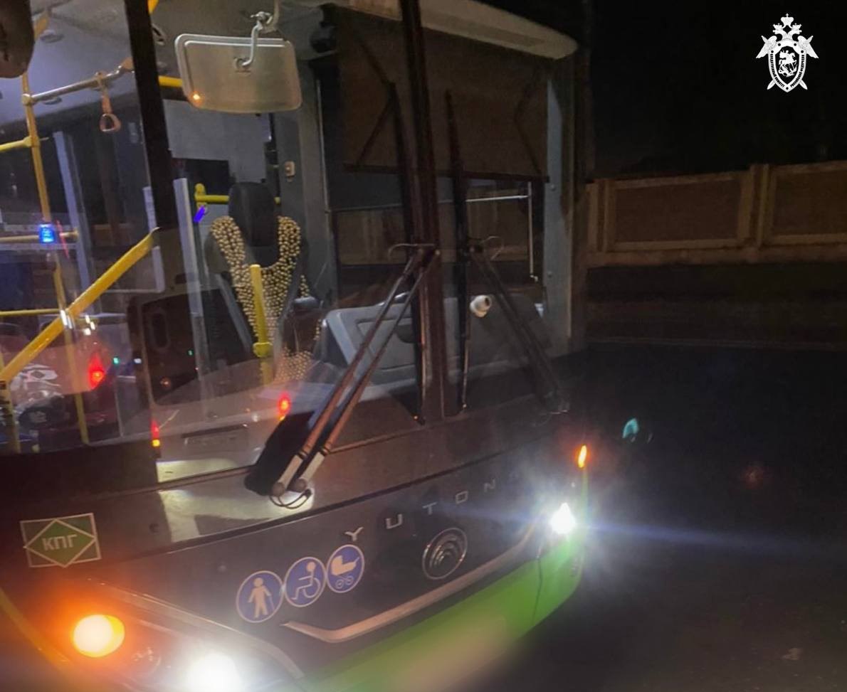 Мужчина умер в автобусе в Южно-Сахалинске В рейсовом автобусе на улице Комсомольской в Южно-Сахалинске обнаружили тело мужчины. Следком начал доследственную проверку. Признаков насильственной смерти на месте не нашли, тело направили на судмедэкспертизу. Причины гибели сахалинца выясняются. Источник: СУ СК РФ по Сахалинской области #Местное Прислать новость Буст