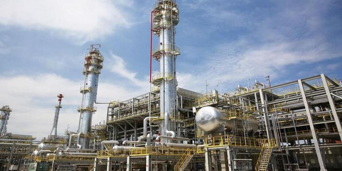 На западе Казахстана строят газоперебатывающий завод В Атырауской области Казахстана начали строительные завод по фракционированию сжиженного нефтяного газа с месторождения Кашаган, сообщило Минэнерго. Ввести предприятие в эксплуатацию планируют в конце 2025 года, вывести его на максимальную проектную мощность 700 тысяч тонн в год — к 2027 году. Стоимость проекта в министерстве не озвучили. Ожидается, что новый газоперерабатывающий завод поможет стабилизировать поставки сжиженного газа на внутренний рынок Казахстана и снизить дефицит газомоторного топлива. Logistan.info Логистика Экономика