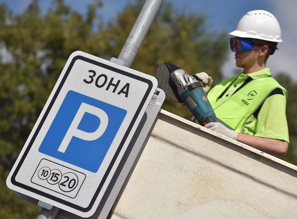 В Нижнекамске, в аэропорту Бегишево, планируют повысить тарифы платной парковки до 700 руб./сутки  По новым тарифам первые три часа парковки будут стоить 200 руб./час. После истечения 3 часов стоянка на парковке будет измеряться из расчета 700 руб./сутки. Время бесплатной парковки на территории международного аэропорта увеличили с 15 до 20 минут. В пресс-службе воздушной гавани уточнили, что при въезде есть альтернативная бесплатная стоянка на 410 машин.  Новые тарифы введут с 16 декабря.  Фото: Коммерсантъ / Александр Миридонов