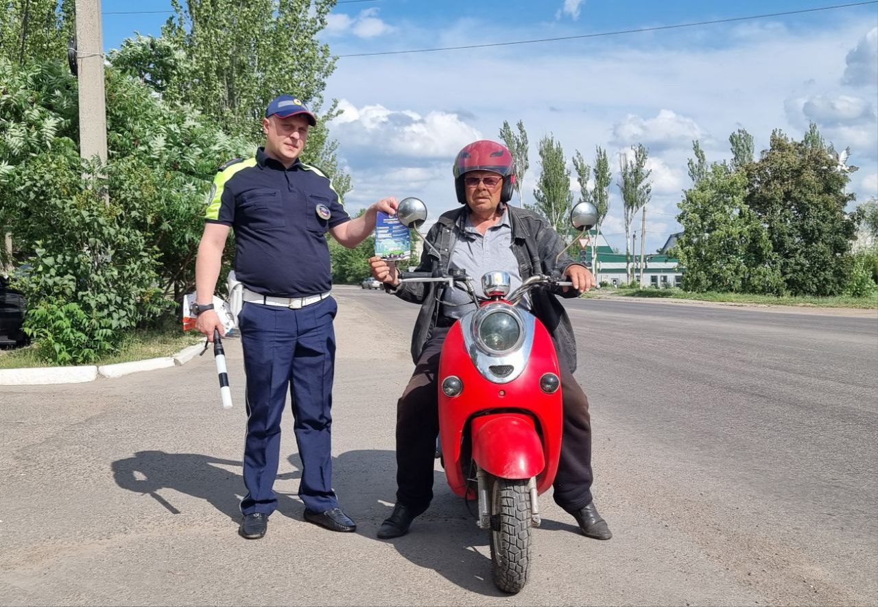  В Горловке автоинспекторы провели беседы с водителями В целях профилактики дорожно-транспортных происшествий сотрудники ГИБДД УМВД России «Горловское» напомнили водителям о важности соблюдения ПДД. Стражи правопорядка напомнили участникам дорожного движения о категорическом запрете на управление автомобилем в состоянии алкогольного опьянения, уделили внимание перевозке малолетних детей, настоятельно рекомендовали использовать специальные детские удерживающие приспособления и призвали строго соблюдать ПДД. Для наглядности полицейские раздали водителям памятки с перечислением правил дорожной безопасности. В рамках профилактических мероприятий сотрудники полиции провели беседы и с водителями двухколесной техники, в ходе которых напомнили о важности использования специальной защитной экипировки, и использовании светоотражающих элементов одежды в темное время суток. Госавтоинспекция призывает граждан позаботиться о сохранности своей жизни и здоровья, неукоснительно соблюдать Правила дорожного движения и соблюдать культуру вождения.