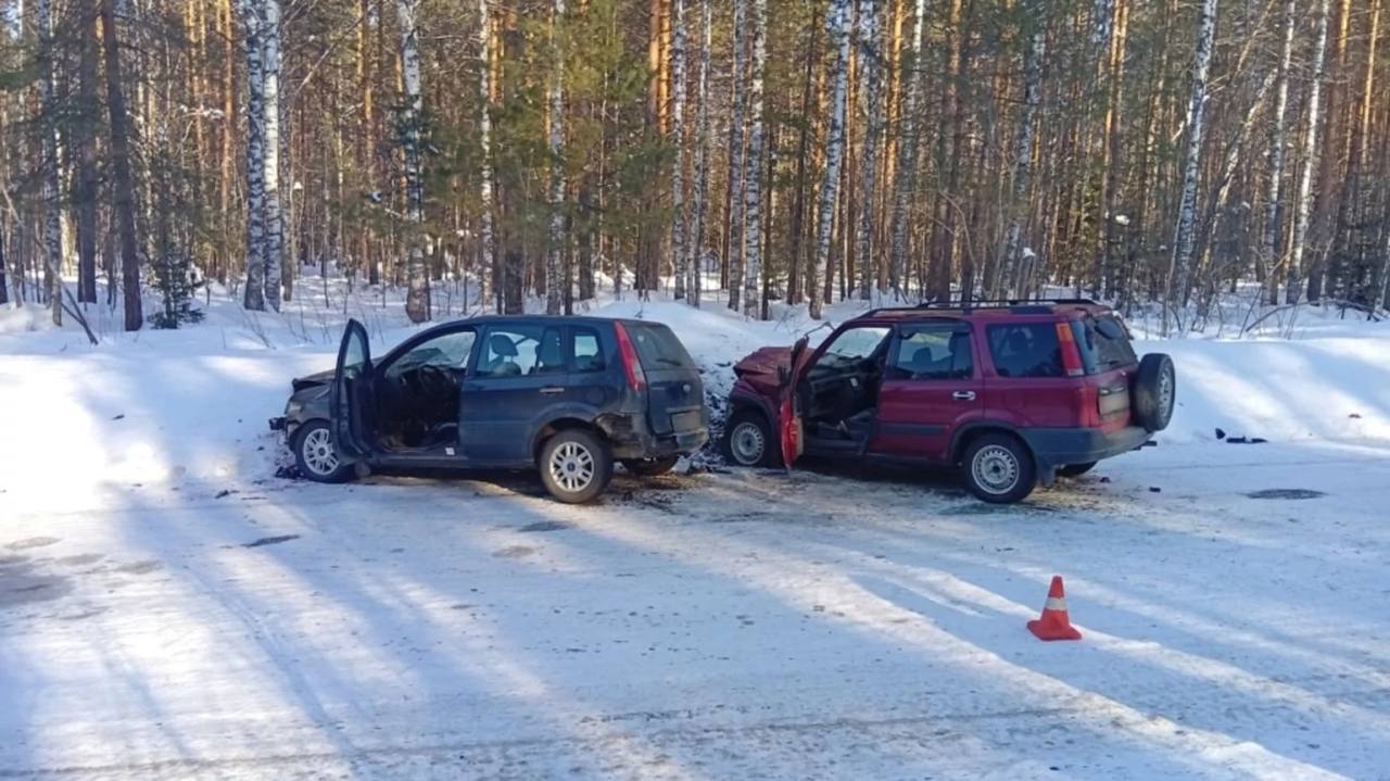 Три человека получили травмы при столкновении двух автомобилей в Республике Алтай, сообщили в МВД региона.  ДТП случилось 14 марта около 15:00 в Турочакском районе у села Верх-Бийск.  55-летняя жительница Горно-Алтайска за рулем Ford Fusion нарушила правило расположения транспортного средства на проезжей части и допустила столкновение со встречной Honda CR-V, за рулем которого находился 66-летний житель Турочакского района.   В результате с травмами различной тяжести госпитализировали водителей обоих машин и пассажирку Honda – 64-летнюю жительницу Санкт-Петербурга.  Полицейские проводят проверку по факту произошедшего.