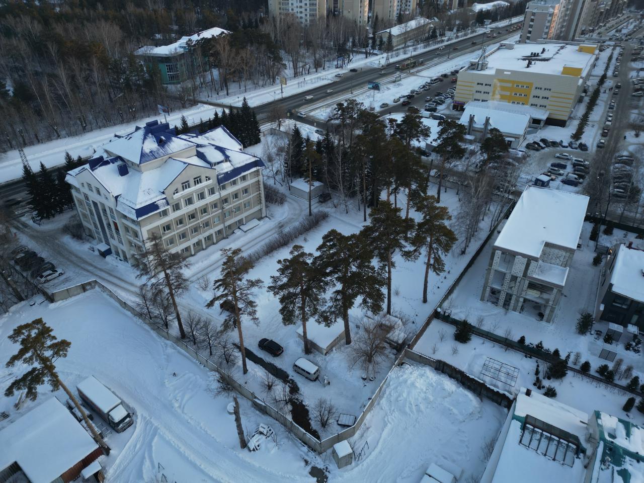 Жильцы ЖК на Горе пытаются спасти двор от строительства огромного офисника  Собственники квартир в пятиэтажном доме на Змеиногорском тракте, 100, уже месяц живут в страхе. С тех пор, как узнали о том, что в их дворе развернется строительство девятиэтажного офисника с подземной парковой. Люди выяснили, что более десяти лет назад участок дома, на котором, помимо здания, расположен проезд, парковки, детские площадки, был разделен на два.   Жильцы уверены: выделение участка прошло незаконно, с нарушением российского законодательства. Потому собственники квартир через суд намерены добиться пересмотра границ земли.   Напомним, что 1 августа 2024 года в администрации Барнаула состоялось заседание градсовета, на котором презентовали проект здания. Его площадь – почти 2 тыс. квадратных метров. Под объектом запроектирована парковка на 71 машино-место.  Как возник земельный конфликт и какие доводы приводят его стороны – в материале amic.ru.  Фото: предоставлено жителями