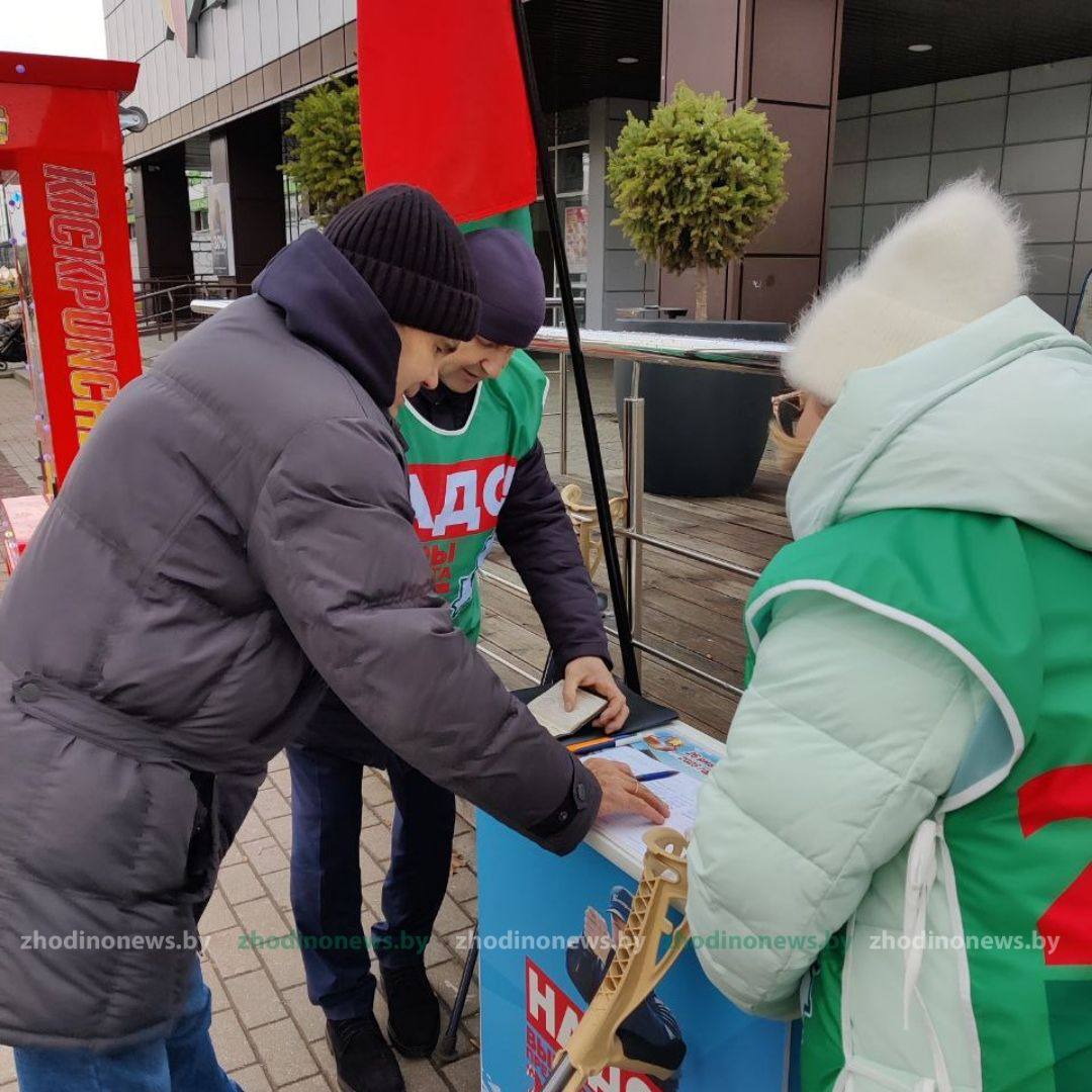 Пикеты по сбору подписей в поддержку выдвижения кандидатов в Президенты продолжаются в Жодино.   Место проведения - площадка перед торговыми центрами «Грин» и «Евроопт».   Как рассказали члены инициативой группы, люди активно отдают свои подписи, тем самым проявляя активную жизненную позицию.    Напомним, сбор подписей для выдвижения кандидата в Президенты продолжится по 6 декабря включительно.   Подпишись  zhodinonewsby