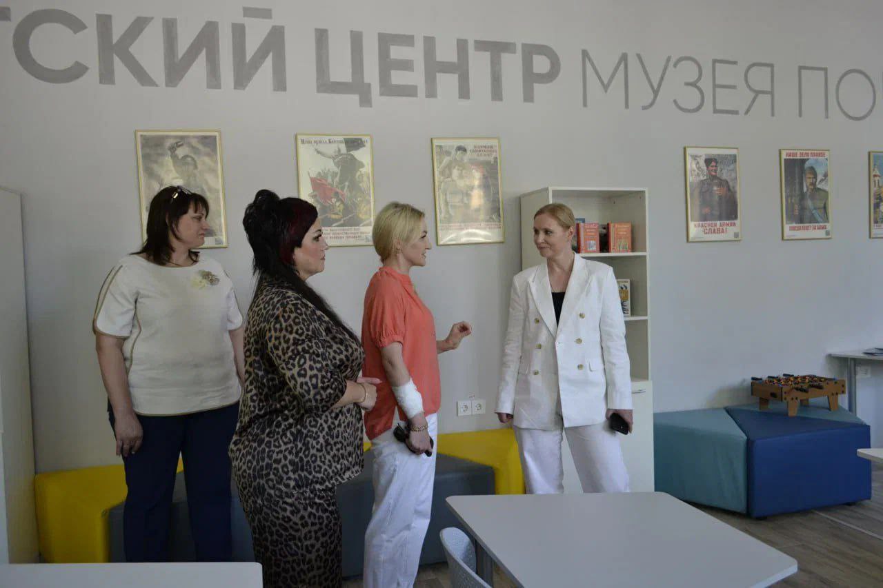 Первый заместитель Руководителя Администрации Главы ЛНР продолжает рабочие поездки в муниципалитеты Республики В этот раз Анна Рослякова посетила предприятие «Агрофирма «Марковское», спортивный комплекс «Нива» и восстанавливаемый Дом культуры в Марковском округе, а после провела рабочее совещание с главой муниципалитета. «Для меня важно ознакомиться с реальным положением дел на территориях, глядя глаза в глаза пообщаться с людьми, услышать вопросы и все насущные проблемы», – отметила Анна Рослякова. Источник: Telegram-канал Администрации Главы ЛНР