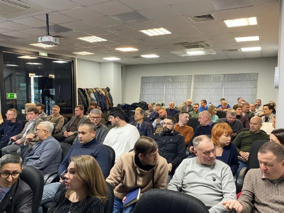 Мастер план Хабаровск сити представили местным предпринимателям На презентации собрались около 60 человек Им рассказали о деталях проекта а также о возможностях участия бизнеса в его реализации Замминистра строительства главный архитектор края Сергей Федоров подробно рассказал о концепции По мастер плану общая площадь застройки Хабаровск сити составит почти 1 5 млн кв метров В нее войдет жилая застройка соцобъекты общественно деловая застройка   После презентации в фокусе дискуссии оказались ключевые для инвесторов темы вопросы по выбору компаний застройщиков ориентировочные сроки реализации проекта а также детали инженерной подготовки территории ХАБАРОВСКИЙ КРАЙ в МАХ