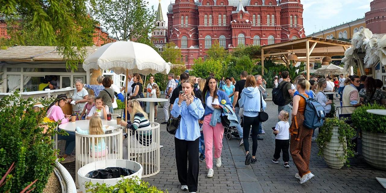 Гастрономический фестиваль ко Дню города пройдет на Манежной площади 13 и 14 сентября Шеф повара предложат посетителям осеннее меню в котором уха по старинному рецепту утка с яблоками солянка в казане калач с семгой и другие блюда Также в программе кулинарные мастер классы от шеф поваров столичных ресторанов и батлы на главной сцене Привет Москва