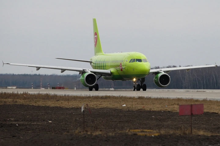 САМОУБИЙСТВО ПРОИЗОШЛО НА БОРТУ В туалете самолета на рейсе 2594 Абакан Москва авиакомпании S7 во время полета было обнаружено тело 30 летнего мужчины подтвердили РБК в пресс службе авиакомпании Причины произошедшего устанавливаются Был обнаружен пассажир без сознания К сожалению спасти человека не удалось Самолет совершил посадку в аэропорту Домодедово и был встречен экстренными службами Вероятно мужчина покончил с собой Его без признаков жизни обнаружили в уборной незадолго до приземления борта пассажирам пришлось ожидать высадки около получаса пока сотрудники экстренных служб выносили тело Фото Екатерина Кузьмина аэропорт