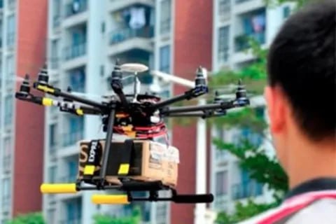 Китайские власти выпустили два государственных стандарта правил для гражданских беспилотных летательных аппаратов Они вступят в силу 1 мая 2026 года Первый стандарт обязывает регистрировать судно под настоящим именем иначе дрон не сможет выполнять полеты Второй обязывает с момента включения БВС непрерывно передавать контролирующим органам идентификационные данные а также информацию о местоположении скорости и состоянии на протяжении всего полета Это позволит осуществлять мониторинг в режиме реального времени В Государственном управлении по регулированию рынка Китая сообщили что новые стандарты позволят решить вопросы безопасности полетов и обеспечат упорядоченное развитие китайской отрасли беспилотников БАС беспилотники Китай Новыеправила bespilotny1