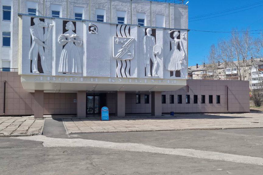 Продолжается благоустройство прилегающей территории Дворца культуры им. И.И. Наймушина в Усть-Илимске   Работы выполнены на 45%, завершить их планируется в октябре текущего года. Общий объем финансирования составил 97,8 млн рублей.    Благоустройство предполагает установку опор наружного освещения и монтаж светодиодной брусчатки у главного входа, обустройство насыпного тротуара с лестницей и пандусом, отделку габионом подпорной стены, укладку тротуарной плитки вокруг здания, асфальтирование проездов и пешеходных зон, облицовку подпорных стен керамогранитом, переукладку люков инженерных сетей, высадку многолетних растений. Также будут установлены малые архитектурные формы.    В настоящее время завершается установка бордюрного камня и поребрика по границам благоустраиваемой территории. Идет подготовка к укладке кабельной трассы линии наружного освещения вокруг здания.  «Благоустройство территории — это второй этап капремонта Дворца культуры. В рамках первого в 2020 году отремонтировали эксплуатируемую часть кровли, фасад здания, заменили окна и двери. На эти работы было направлено почти 50 млн рублей», — сказал министр строительства региона Алексей Емелюков.