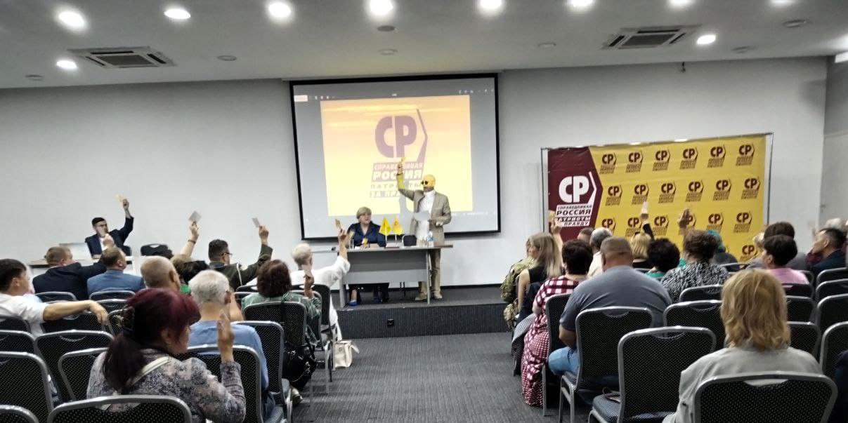 В эти минуты в Иркутске проходит региональная конференция партии «Справедливая Россия – За правду», на которой партия определится с кандидатом на выборы губернатора. Скорее всего, им станет руководитель иркутского реготделения СРЗП, депутат Законодательного собрания Лариса Егорова. Для Егоровой это будет уже третья губернаторская избирательная кампания.  Напомним, что выборы губернатора Иркутской области пройдут в начале сентября. Свою кандидатуру выдвинул действующий глава региона Игорь Кобзев, он идёт от «Единой России». При поддержке КПРФ в выборах планирует принять участие экс-губернатор Сергей Левченко, он также сдал документы в областную избирательную комиссию.