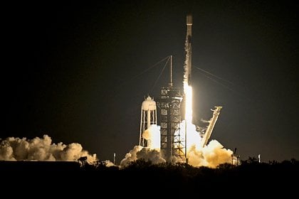 Компания Илона Маска запустила модуль к Луне  Компания SpaceX, принадлежащая бизнесмену Илону Маску, запустила ракету-носитель Falcon-9 с посадочным модулем Athena к Луне. Трансляция пуска велась на сайте Национального управления США по аэронавтике и исследованию космического пространства  NASA . Запуск состоялся с площадки Космического центра имени Джона Кеннеди в штате Флорида 26 февраля в 19:16 по местному времени  27 февраля, 3:16 по московскому времени . Ожидается, что модуль прилунится 6 марта и проработает на естественном спутнике Земли 10 суток. Кроме того, Athena доставит на Луну передатчик Nokia, работающий в формате 4G. Таким образом, на естественном спутнике Земли впервые может появиться сотовая связь. Ранее компания SpaceX завершила расследование инцидента в ходе седьмого запуска многоразовой транспортной системы Starship.