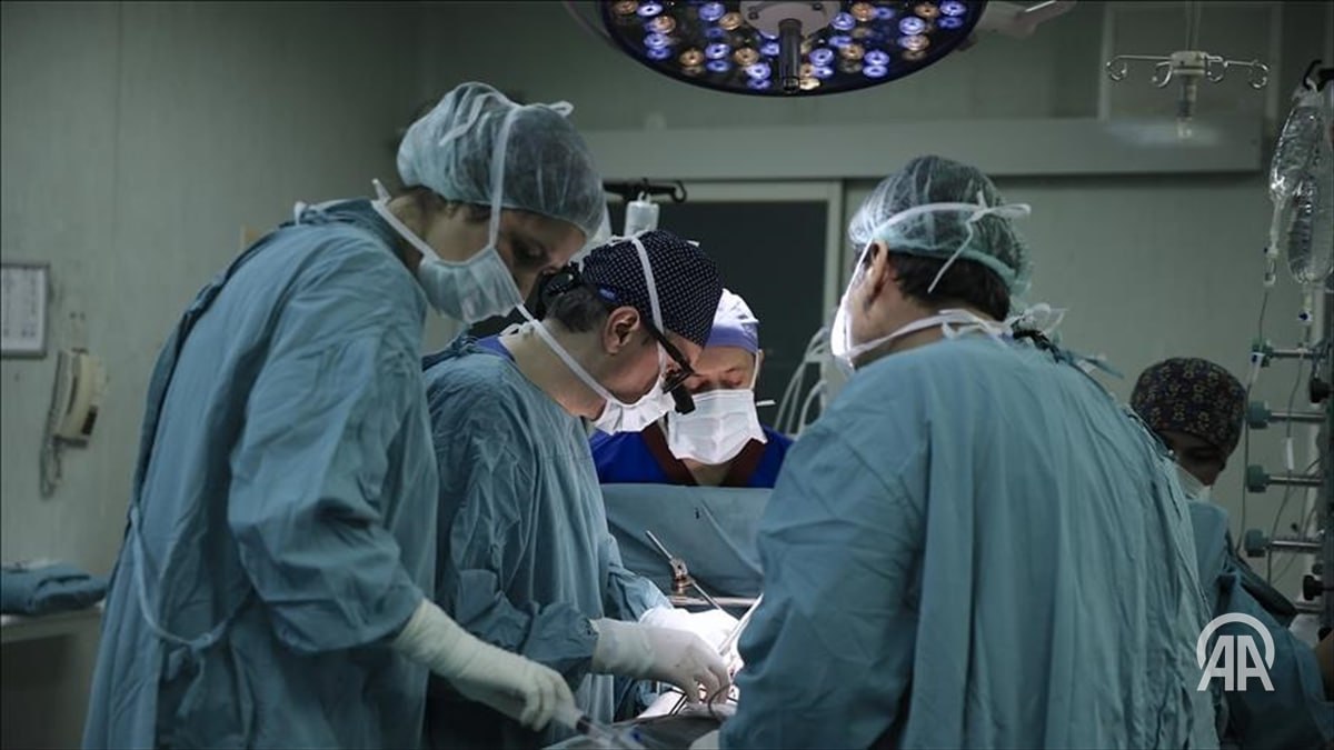 В Турции в 2025 году было выполнено 5 095 операций по пересадке органов Об этом свидетельствуют данные собранные корреспондентом Анадолу на основе информации Министерства здравоохранения В Турции функционируют высокомощные центры трансплантации оснащенные по мировым стандартам и действующие под руководством специалистов высокого уровня Центры трансплантации органов действующие по всей стране различаются в зависимости от типа медицинского учреждения и направления трансплантации Подробнее на нашем сайте v aa com tr 3791073 24 7 в сутки с Агентством Анадолу