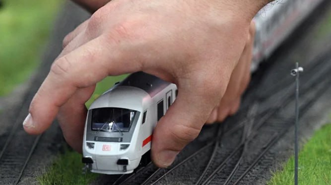 Власти разработали программу улучшения положения ОАО РЖД Власти запланировали масштабную программу улучшения финансового положения ОАО РЖД Предложения включают реструктуризацию долга в том числе за счет временной конвертации его части в акции реализацию площадей небоскреба в Москва Сити и продажу Федеральной грузовой компании Рассматриваемые меры поддержки могут достигать 1 3 трлн руб но единого мнения в правительстве пока нет Для улучшения положения ОАО РЖД рассматриваются в том числе реструктуризация долга сокращение операционных расходов и продажа активов включая площади Moscow Towers в Москва Сити и Федеральную грузовую компанию ФГК До 2024 года ОАО РЖД активно занимало на масштабную инвестпрограмму Заимствования были резко сокращены в 2024 году но прервать их одномоментно с учетом начатых строек было невозможно Изначально ОАО РЖД просило 200 млрд руб бюджетной поддержки но Минфин отказал В ноябре обсуждались меры поддержи ОАО РЖД в совокупности на 1 3 трлн руб но у профильных министерств и ведомств оказались те или иные возражения