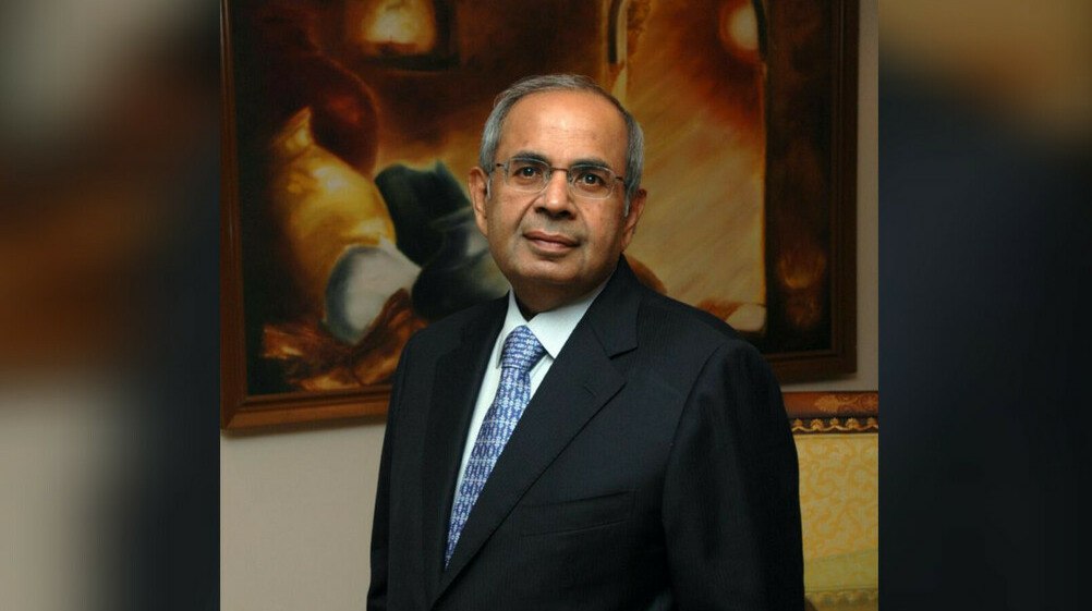 Умер самый богатый бизнесмен Великобритании В возрасте 85 лет умер самый богатый человек Великобритании Гопи Хиндуджа состояние его семьи оценивается в 35 3 миллиарда фунтов стерлингов передает ArbatMedia По данным британских СМИ бизнесмен скончался после долгой болезни Он возглавлял Hinduja Group семейную корпорацию с интересами в банковской сфере недвижимости энергетике логистике и индустрии развлечений Гопи Хиндуджа начал работать в семейной компании в 1959 году Первоначально бизнес был основан в Индии и Иране но со временем под его руководством превратился в международный конгломерат с многомиллиардными активами В 1980 х годах он вместе со старшим братом Сричандом перебрался в Лондон где братья управляли глобальными операциями группы Сричанд Хиндуджа ушел из жизни в 2023 году Прислать новость