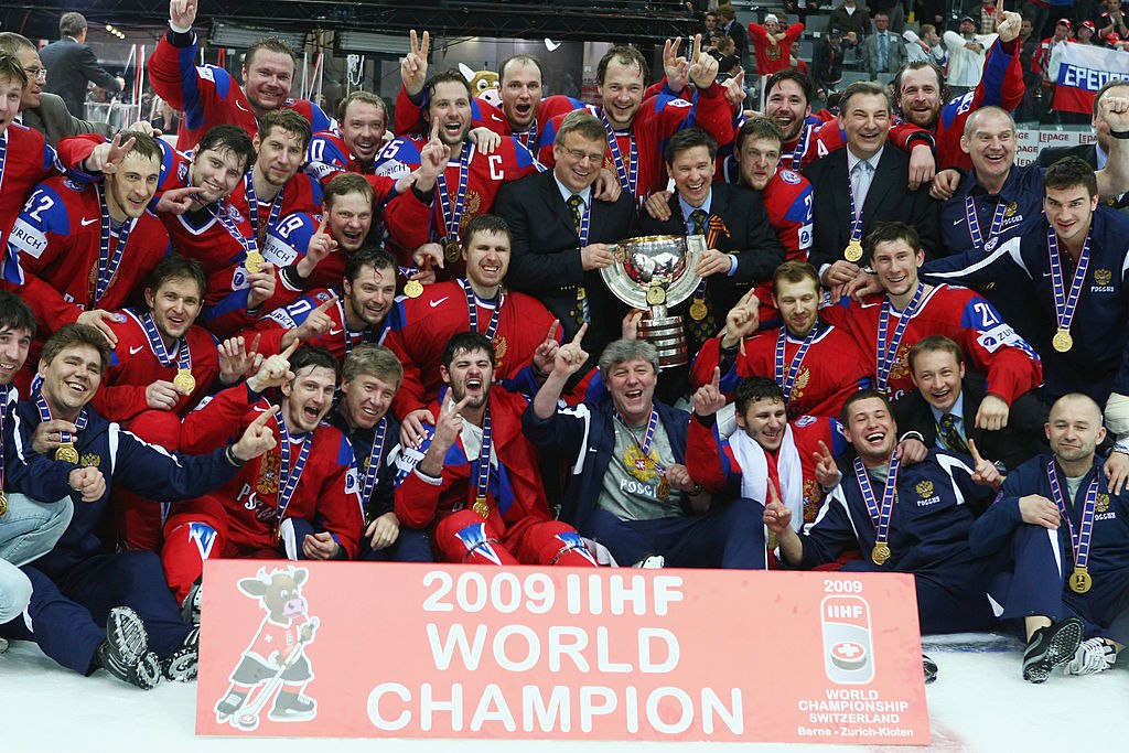 Золотую медаль сборной России с ЧМ 2009 выставили на аукцион за 5 млн Золотая медаль сборной России по хоккею с чемпионата мира 2009 года выставлена на аукционе Литфонда 6 ноября сообщается на сайте организации Сборная России в 2008 м вернула себе титул чемпиона мира спустя 15 лет а через год в Швейцарии повторила успех снова обыграв в финале канадцев Медаль принадлежит бывшему генеральному менеджеру сборной Павлу Попову Также среди его лотов на аукционе будут представлены часы Hublot изготовленные для победителей Кубка Гагарина в составе СКА 2015 часы Aviator к 85 летию ЦСКА и часы Tissot заказанные в честь победы сборной в Евротуре в 2008 году Getty Images Подписаться на РБК Спорт