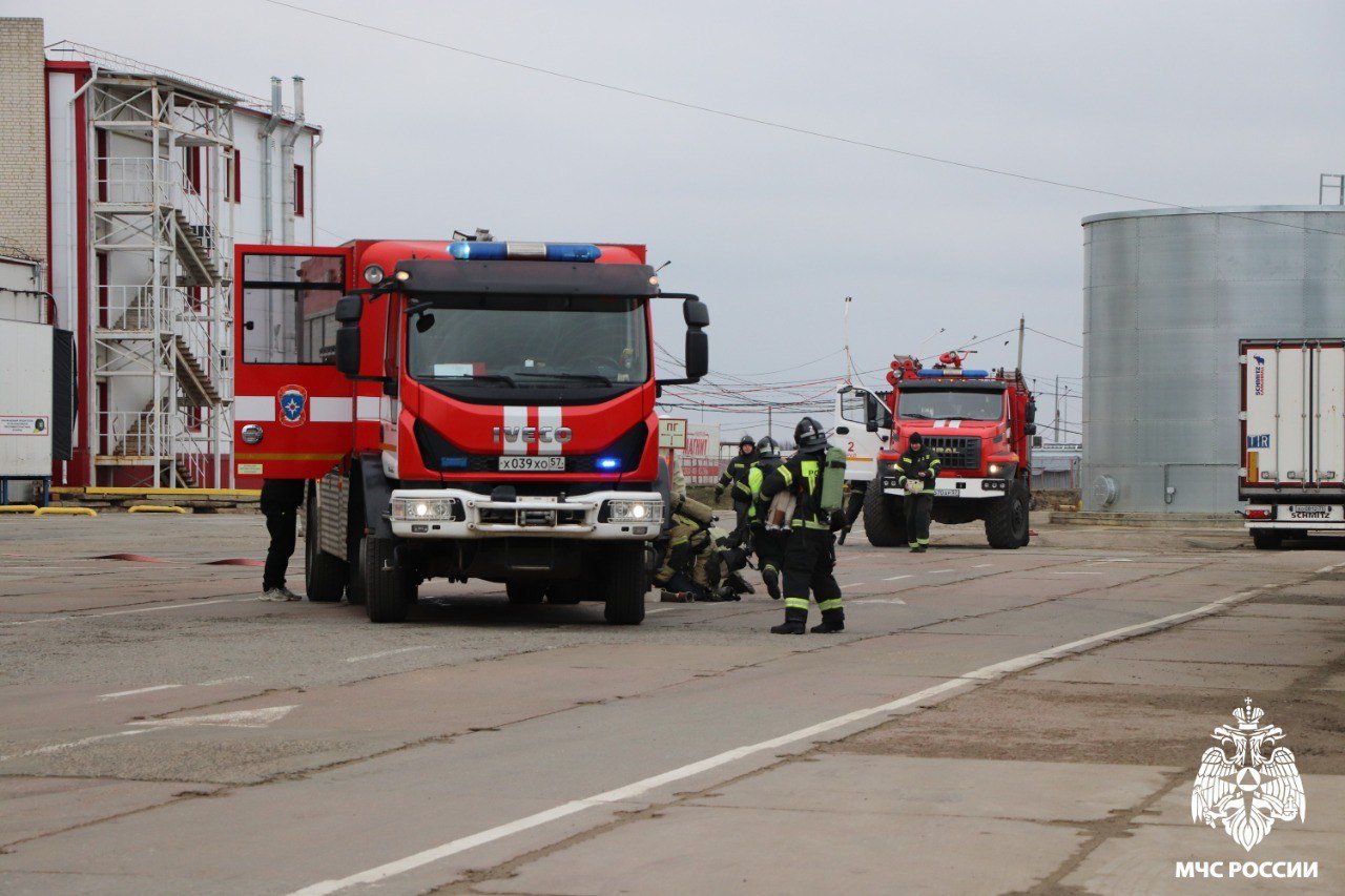 Условный пожар ликвидирован на складском объекте  В здании распределительного центра, расположенного в деревне Хардиково Орловского муниципального округа, прошло тренировочное пожарно-тактическое учение.   В ходе учения сотрудники МЧС России отработали:  взаимодействие сил и средств;  особенности тушения пожара с учетом специфики объекта.   Всего было задействовано 5 единиц техники и 24 специалиста ведомства.