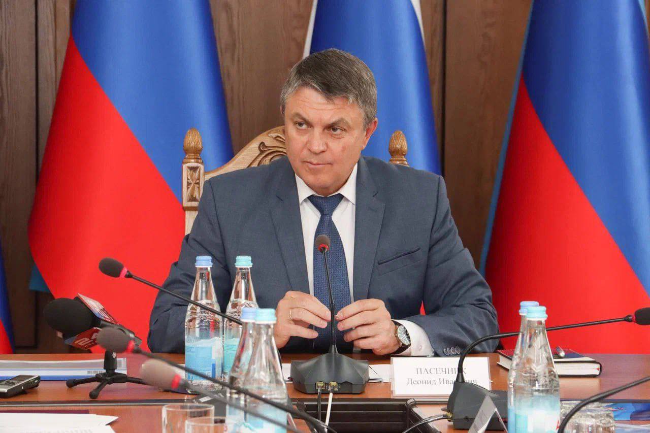 Провел первое заседание Попечительского Совета регионального отделения Всероссийской общественной организации «Русское географическое общество» в Луганской Народной Республике. Реготделение создано в 2023 году и за короткий срок реализовало более 40 региональных и всероссийских проектов, цель которых – распространение знаний о географии, культуре и истории нашей необъятной страны. Заместитель директора Департамента регионального развития Исполнительной дирекции РГО Николай Вершигора принял участие в заседании и особо отметил активность нашего регионального отделения. Работа отделения особенно важна для воспитания подрастающего поколения. Ведь узнавая больше о родной земле, молодежь учится любить и беречь ее. А это – неотъемлемый элемент воспитания осознанных членов общества, которые активно участвуют в жизни своей страны, болеют за нее душой и стараются работать на ее благо. То есть настоящих патриотов России. Этим как раз занимается Молодежный центр РГО в ЛНР. Видя, с каким энтузиазмом его руководитель Юлия Заруцкая рассказывает об участии детей в проектах «Географический диктант», «География детям», «Родники РГО» и многих других, убедился, что этой работой занимаются действительно увлеченные и настроенные на успешный результат профессионалы. Обязательно поддержим инициативы нашего реготделения! Ведь воспитание молодежи – один из приоритетов для нас. Также с членами Попечительского Совета обсудили планы, связанные со 180-летием Русского географического общества, которое отмечается в этом году. Среди них – участие луганской делегации в масштабном Фестивале РГО в Москве и возможность подписания соглашения о сотрудничестве между ЛНР и Русским географическим обществом.