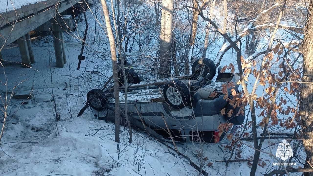 НЕ ПРОЕХАЛ МИМО   Сегодня возвращаясь домой с дежурных суток, старший инструктор по вождению пожарной машины - водитель Специализированной пожарно-спасательной части ГУ МЧС России по Хабаровскому краю Павел Паутов пришёл на помощь пострадавшему в ДТП пожилому водителю.   «Я утром ехал домой со смены в Березовку и увидел, как вдоль дороги стоят несколько машин с включенными "аварийками". Это были очевидцы ДТП. Решил остановиться и узнать, что случилось. Наверное, профессиональное чутье сработало», – поделился Павел.   Оказалось, что с моста съехал вниз внедорожник. По словам очевидцев, в машине остался человек. Вместе с парнем, который также остановился на дороге, они спустились к автомобилю. На водительском месте находился пожилой мужчина. Он был несколько дезориентирован. Отстегнули ремень безопасности, вытащили его и помогли подняться вверх. После осмотра медиками 77-летнего водителя госпитализировали.    Павел Паутов также действуя профессиональному алгоритму вызвал на место пожарную охрану. Прибывшее отделение пожарных СПСЧ МЧС России провело работу по обесточиванию автомобиля для предотвращения возможного возгорания. Так как он перевернулся на крышу, подобраться к аккумулятору и проводам получилось не сразу. Но пожарные смогли выполнить задачу, пришлось немного приподнять машину.   По данным Госавтоинспекции 20 декабря в Хабаровске  водитель, управляя автомобилем «Honda CR-V» по Березовскому шоссе в районе дома 8, не справился с управлением, выехал за пределы проезжей части, совершил опрокидывание с моста.     Подписаться     Прислать Новость