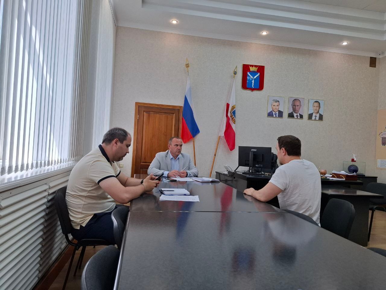 Глава Пугачевского муниципального района Алексей Янин провел прием граждан по личным вопросам.  Жители города и района обратились по поводу предоставления жилья, капитального ремонта кровли многоквартирных домов, задали вопросы, связанные с благоустройством города и своевременностью вывоза мусора.  По всем поступившим вопросам предоставил разъяснения и рекомендации. Профильным специалистам дал соответствующие поручения для решения озвученных проблем.  Глава района напомнил, что жители всегда могут обратиться к нему через соцсети «ВКонтакте» и «Одноклассники» или записаться на прием по телефону: 8  845 74  2-38-30.