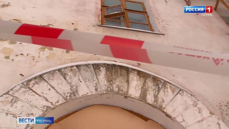 В Мотовилихинском районе расселили три аварийных дома В Перми завершилось расселение трёх аварийных домов в Мотовилихинском районе. Так, в аварийном многоквартирном доме по улице Индустриализации, 14 располагалось 81 жилое помещение общей площадью 1924,08 кв. метра. В них проживали 148 человек. В аварийном доме по улице Индустриализации, 16 было 43 жилых помещения общей площадью 1663,3 кв. метров. В них проживало 106 человек. В аварийном доме по улице Индустриализации, 18 было 39 жилых помещений общей площадью 1660,7 кв. метров. В них проживали 82 человека. Все жители аварийных домов в зависимости от формы собственности получили денежную компенсацию или другое благоустроенное жильё.
