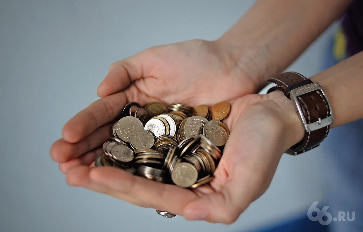 У черты бедности находится 40 россиян заявил брат министра обороны В заслугу государства экономист Центра макроэкономического анализа и краткосрочного прогнозирования Дмитрий Белоусов поставил преодоление крайней бедности Но у нас ситуация когда людям на еду не хватает ушла в социальный низ социально территориальный В общем то мы ушли от ситуации когда было 15 нищих которым есть было не на что на излете реформ 90 х цитирует Белоусова РБК Тем не менее добавил экономист то что 40 граждан денег хватает только на еду и на одежду это тоже очень нехорошо