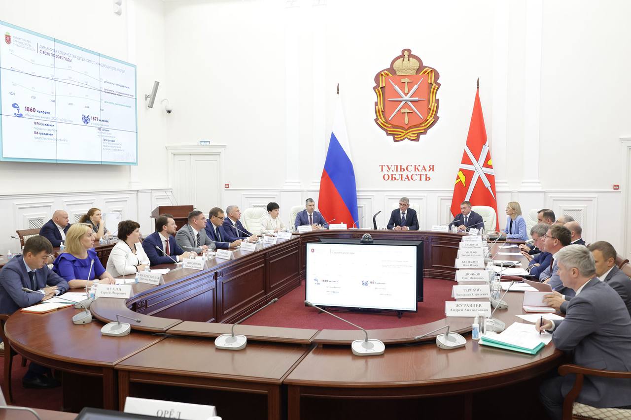 В повестке дня сегодняшнего оперативного совещания с членами правительства была работа по обеспечению жильем детей-сирот. И она  одна из важных задач, стоящих перед регионом.  Оказание мер социальной поддержки детям-сиротам в предоставлении жилья ведется по двум направлениям: приобретение квартир и предоставление жилищных сертификатов.  С 2020 года 1860 детей-сирот получили благоустроенные квартиры, расположенные в районах с развитой инфраструктурой. Они имеют имеют отделку и необходимое техническое оснащение  газовые плиты и котлы, сантехнику .  В 2024-м детям-сиротам передано 300 квартир, из них 71 квартира была приобретена на вторичном рынке жилья и 229 квартир - в новостройках.  В этом году уже передано 289 квартир в новостройках в п. Плеханово и д. Барсуки города Тулы. В Плеханово строится многоквартирный дом, в котором 116 квартир будут переданы в следующем году. Также завершается строительство двух домов в Барсуках на 172 квартиры. Прорабатывается вопрос о приобретении жилья в микрорайонах Северная Мыза и Новая Тула.  Еще одно направлении поддержки - выдача жилищных сертификатов.  В текущем году их выдано 49, в том числе пяти участникам СВО.  В следующем - планируем 68 сертификатов.  Поручил заместителю председателя регионального правительства – министру строительства Игорю Казенному ускорить процесс строительства многоквартирных домов в поселке Барсуки и передать 172 квартиры детям-сиротам уже в этом году. В таком случае в этом году жилье получат более 460 детей-сирот.