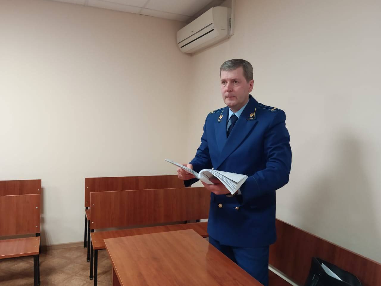 Прокуратура города Энгельса в суде поддержала государственное обвинение по уголовному делу в отношении 54 летнего генерального директора ООО УК Покровск Он признан виновным по ч 1 ст 165 УК РФ причинение крупного имущественного ущерба владельцу имущества путем злоупотребления доверием Уголовное дело возбуждено по материалам проверки прокуратуры Установлено что в период с октября 2024 г по январь 2025 г генеральный директор управляющей компании которая являлась посредником между жителями многоквартирных домов на территории Энгельса и ПАО Саратовэнерго по расчетам за поставленное электричество получил денежные средства в кассу организации от потребителей При этом подсудимый не перечислил более 3 3 млн рублей ресурсоснабжающей организации потратив их на иные хозяйственные цели не связанные с погашением долговых обязательств чем причинил ущерб в крупном размере Суд назначил виновному наказание в виде штрафа в размере 200 тыс рублей