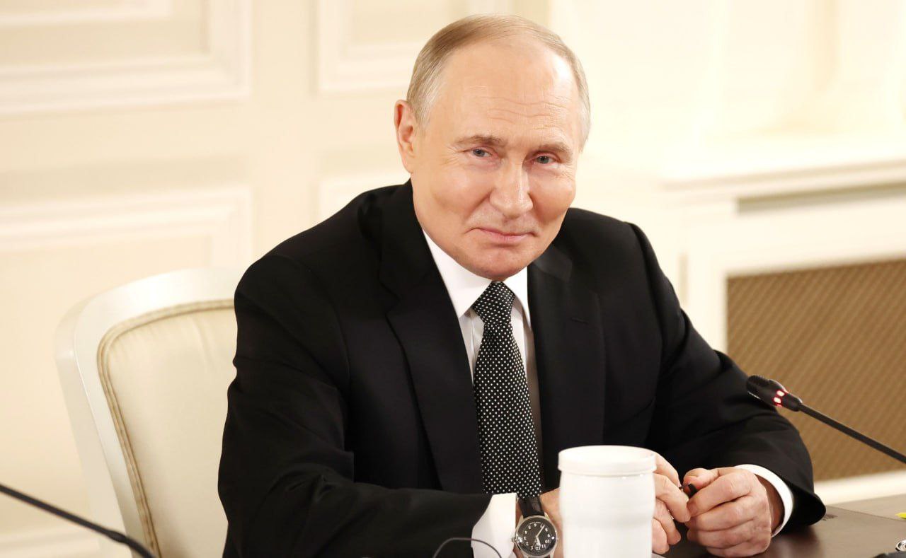 Из ответов на вопросы Президента Российской Федерации В.В. Путина в ходе встречи с руководителями мировых информационных агентств «Что касается Евразэс, то, да, это наиболее глубоко интегрированное объединение на территории бывшего Советского Союза, причем интегрировано не на словах, а на деле. Когда-то Казахстан выступил инициатором создания Евразэс, за что мы благодарны нашим друзьям, и эта структура развивается. Да, там не все просто. Да, мы, может быть, не готовы еще к созданию окончательно единых рынков в некоторых сферах энергетики, но мы к этому идем. Мы все равно придем к этому. Здесь нет никаких сомнений. Вопрос во времени, вопрос в темпах и так далее. Вы знаете наверняка про наши постоянные дискуссии в области поставок энергоносителей. Мы находим же здесь развязки. Мы иногда находим даже такие весьма оригинальные решения, – сейчас не хочу даже вдаваться в детали, чтобы публично об этом не говорить, – но мы же находим их. Уверен, и дальше будем находить». #ЕАЭС #общее