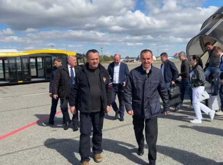 Краснодарский край с рабочим визитом посещает Министр транспорта Российской Федерации Андрей Никитин По прибытии в аэропорт Краснодара его встретил губернатор Кубани Вениамин Кондратьев В Краснодарский край с рабочим визитом прибыл министр транспорта России Андрей Никитин Встретил его в аэропорту Краснодара Обсудили развитие транспортной инфраструктуры в регионе Это необходимое условие для комфортной жизни кубанцев и привлекательности края для туристов Поэтому развитию отрасли уделяем пристальное внимание отметил Вениамин Кондратьев Читайте нас в МАХ