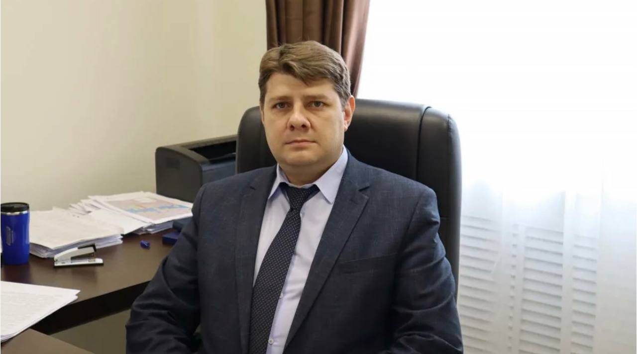 Замминистра промышленности и транспорта Воронежской области Евгений Скиданов уходит в «Россети»   По данным «Площади», замминистра промышленности и транспорта Воронежской области Евгений Скиданов в ближайшее время перейдет на работу в воронежский филиал ПАО «Россети». Там он займет пост заместителя директора по реализации услуг. Федеральная структура согласовала назначение.   Ранее в «Россетях» эту должность занимал нынешней главы Семилукского района Максим Зацепин. Господина Скиданов считали его «правой рукой» в период их совместной работы в департамента ЖКХ и энергетики Воронежской области, который возглавлял Максим Зацепин.   Евгений Скиданов занимает должность замминистра промышленности и транспорта Воронежской области с 22 мая 2024 года.   Подписывайся на «Площадь»