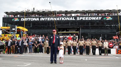 Трамп с внучкой открыл гонки NASCAR во Флориде   Президент США Дональд Трамп вместе с одной из своих внучек открыл этап Национальной ассоциации гонок серийных автомобилей  NASCAR  Daytona 500 во Флориде.  Читать далее